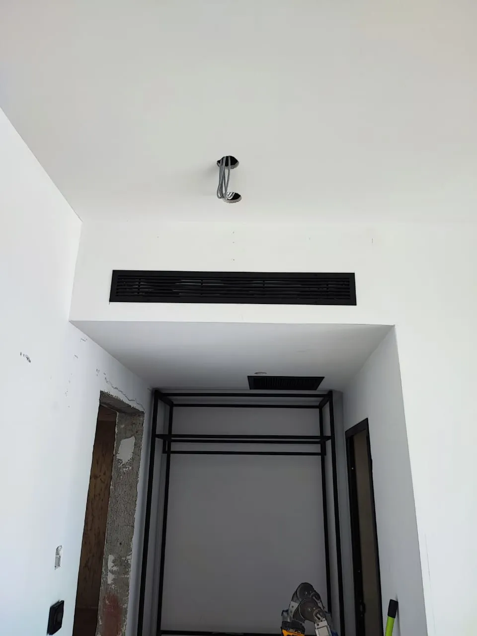 Difuzor linear në tavan gipsi